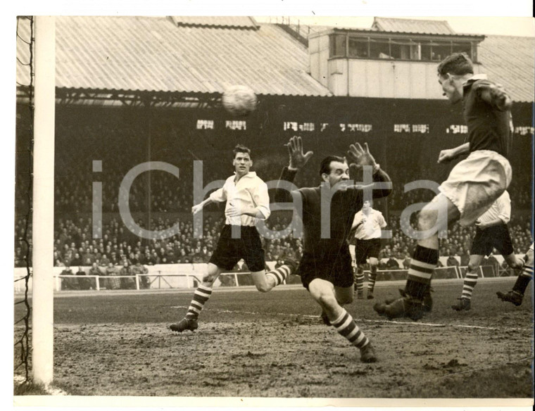 1954 LONDON FOOTBALL Roy BENTLEY scores for CHELSEA with flying header *Photo