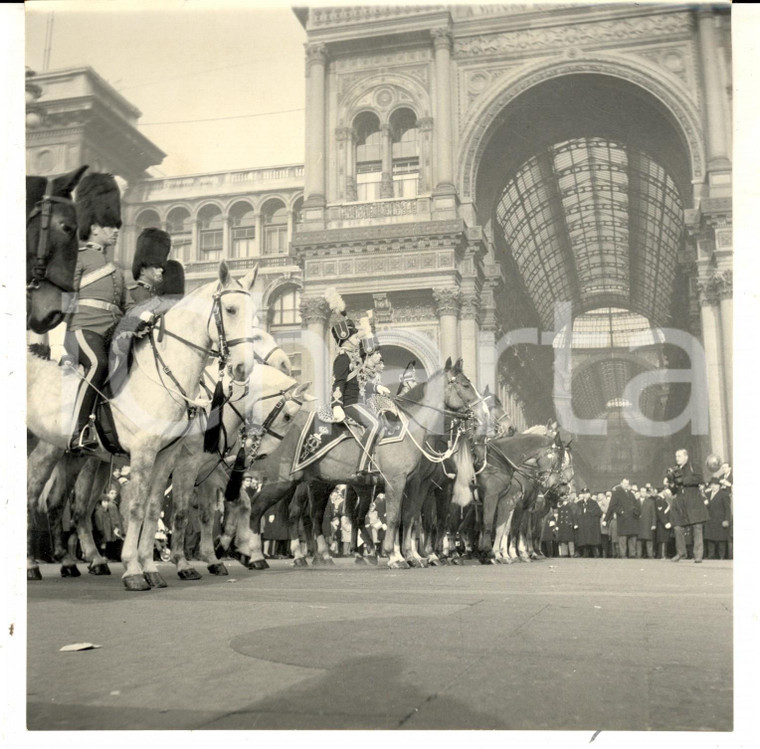 1967 MILANO Piazza Duomo - Cavalcata degli Ussari per beneficenza *Foto