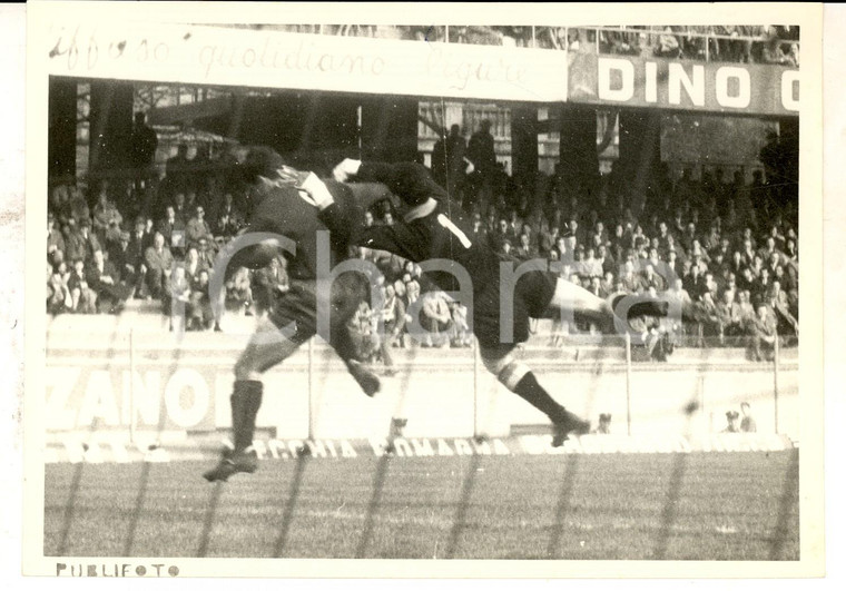 1960 ca CALCIO SERIE A Stadio Marassi GENOA Contrasto portiere-attaccante *Foto