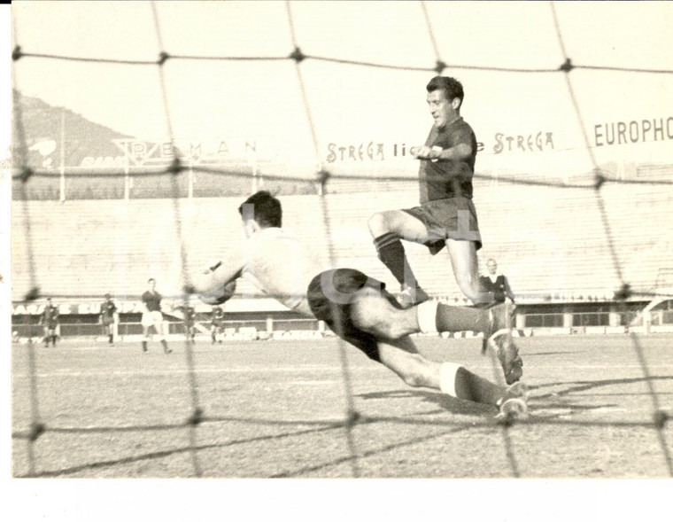 1960 ca CALCIO FIORENTINA-GENOA Enrico ALBERTOSI preveiene Mario PANTALEONI Foto