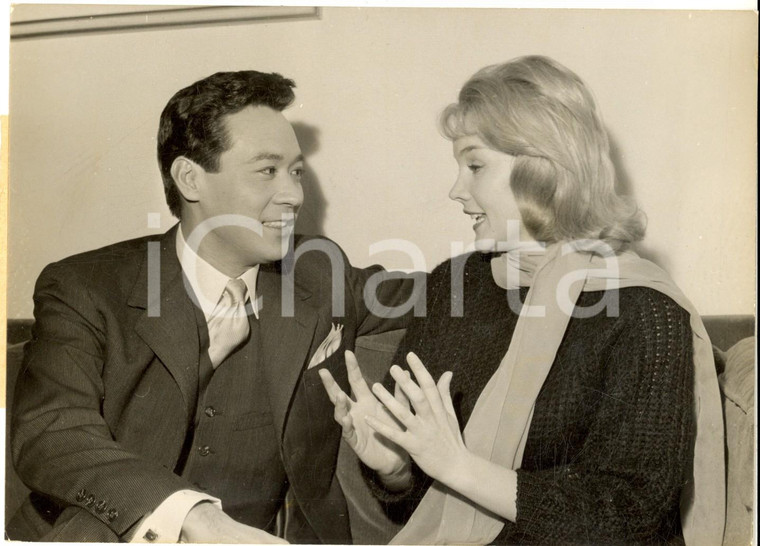 1961 PARIS Carroll BAKER e James SHIGETA sul set di "Bridge to the sun" *Foto