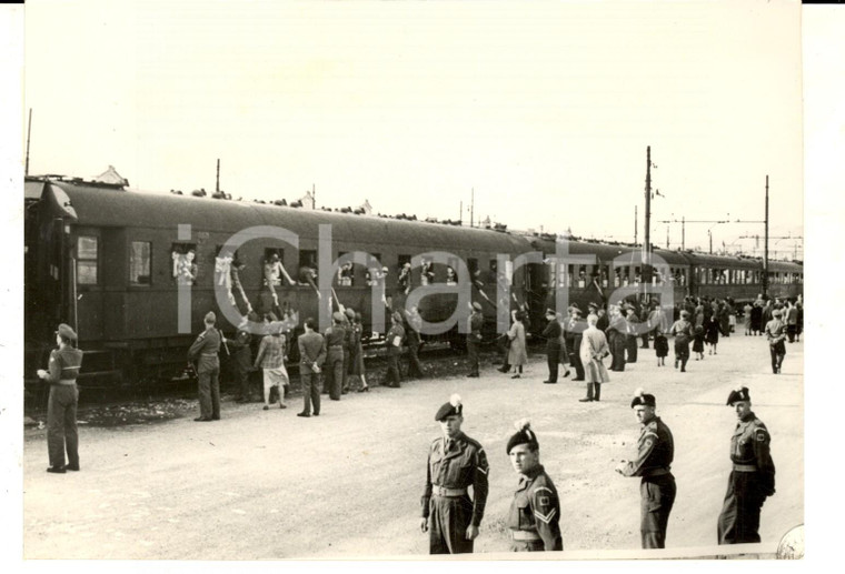 1953 TRIESTE Famiglie inglesi rientrano in patria in treno - Saluti *Foto 18x13