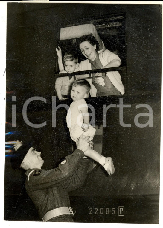 1953 TRIESTE Partenza delle famiglie inglesi in treno - Ultimi saluti *Foto