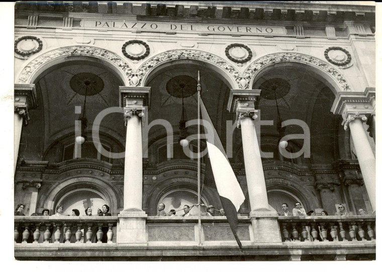 1954 TRIESTE ITALIANA Festa e tricolore esposto al Palazzo del Governo *Foto 