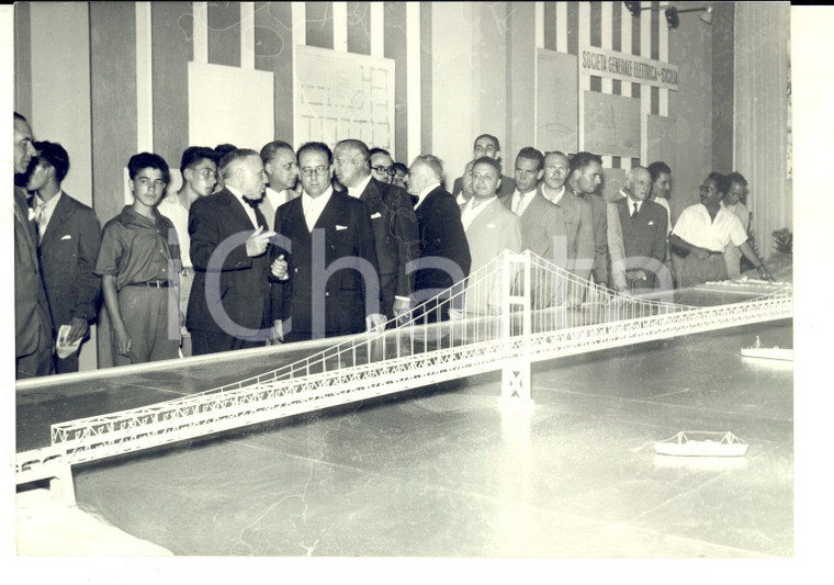 1955 ca FIERA MESSINA Franco RESTIVO osserva progetto ponte sullo Stretto *Foto