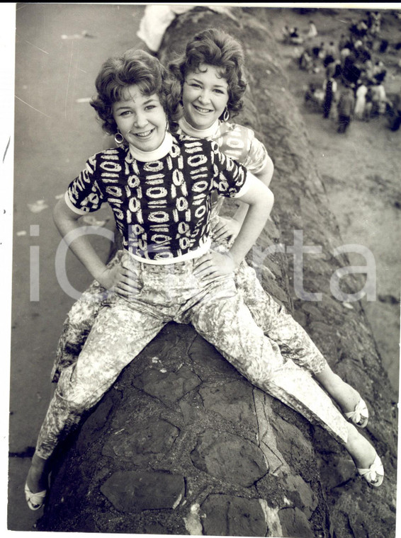 1958 LONDON Portrait of showgirls Ann and Margaret HOWLETT *Photo 15x20