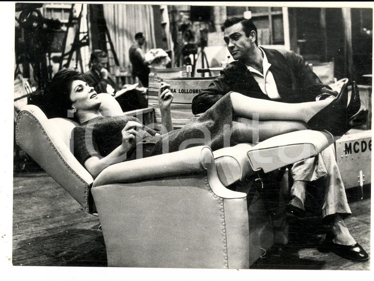 1963 CINEMA Gina LOLLOBRIGIDA e Sean CONNERY sul set di "The women of the straw"