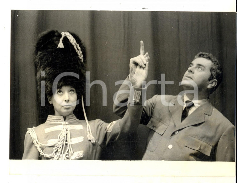 1963 MILANO Marisa DEL FRATE e Raffaele PISU in "Trecentosessantacinque" *Foto