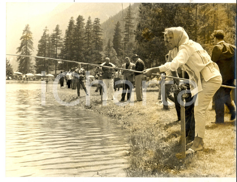 1960 ca GRESSONEY Pesca alla trota - Virna LISI in gara *Foto 24x18 cm