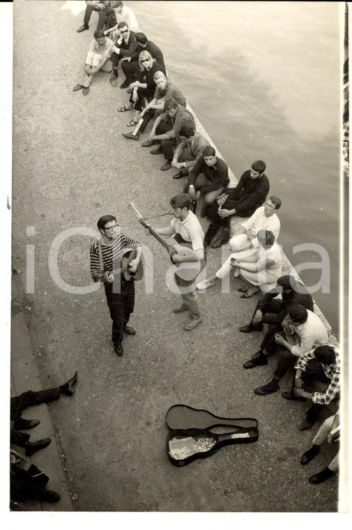 1963 PARIS Aubade pour les étrangers sur els berges de la Seine *Photo 13x18