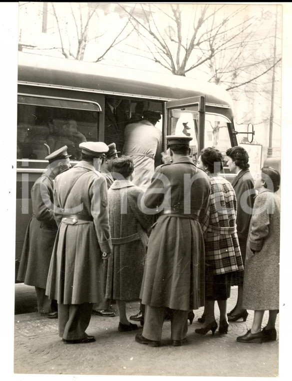 1960 ca MILANO Sciopero delle ferrovie - Agente controlla i pullman *Foto 14x18