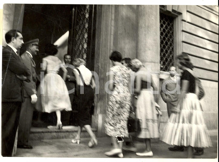 1956 PALERMO Aspiranti MISS UNIVERSO in Questura dopo mancato nulla osta *Foto