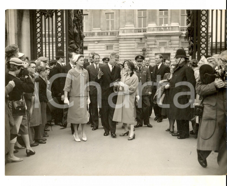 1958 LONDON Sir Vivian FUCHS after receiving his knighthood from the Queen Photo
