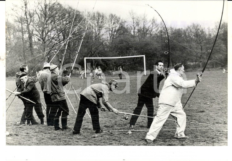 1967 SURREY Pescatori si allenano su un campo di calcio per le future gare *Foto