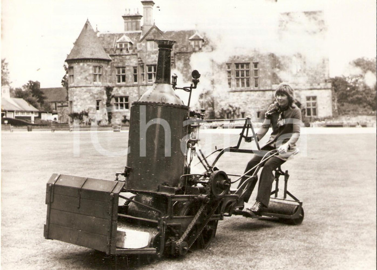 1970 UNITED KINGDOM Lady Montagu of Beaulieu drives an ancient power mower *Foto