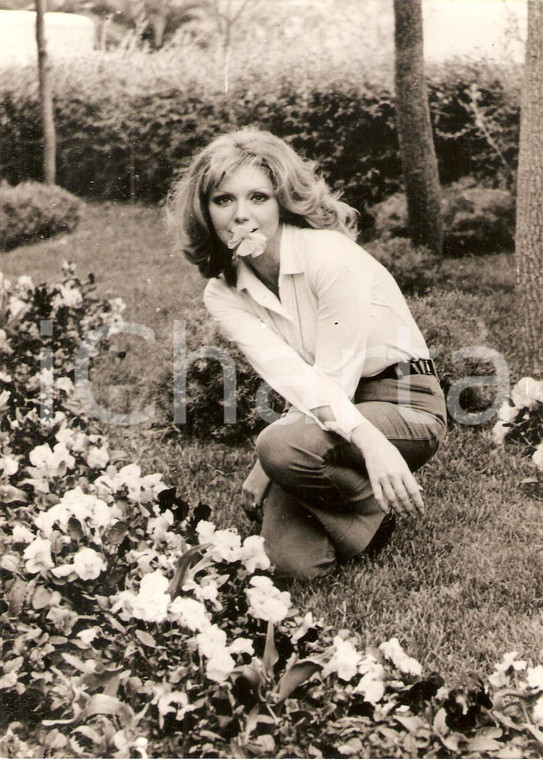 1970 VERTIGE POUR UN TUEUR Sylva KOSCINA posa con fiore in bocca sul set *Foto