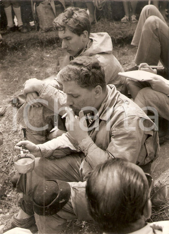 1954 SPLUGA DELLA PRETA Prof. Walter MAUCCI fuma dopo spedizione speleologica 