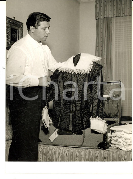 1957 MILANO Tenore Gianni RAIMONDI parte per tournée con Maria Callas *Foto