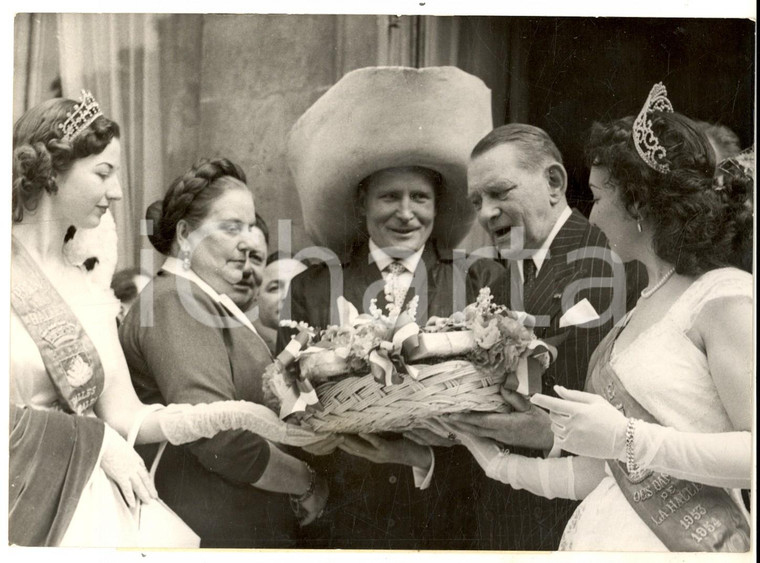 1954 PARIS 1er Mai - La Reine des Halles offre son bouquet au Président COTY