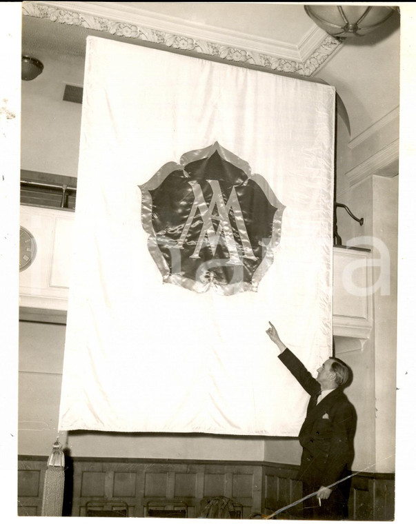 1960 LONDON Lord John HOPE showing decorations for royal wedding *Photo