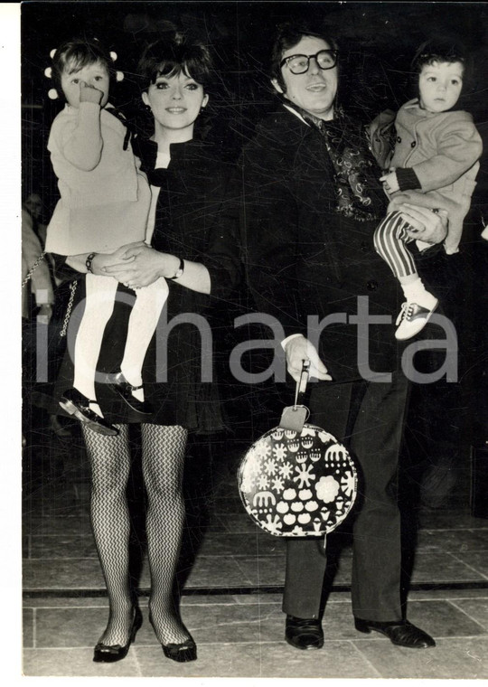 1969 LONDON Joan COLLINS con il marito Anthony NEWLEY e i figli *Foto 14x18