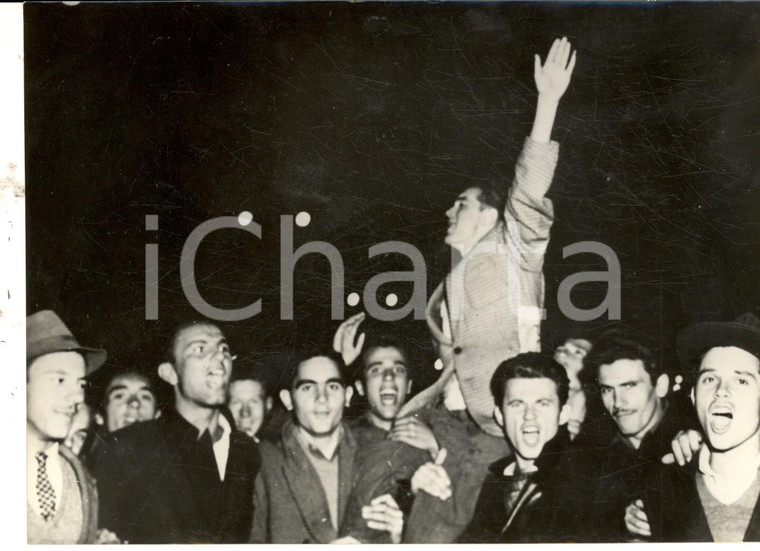 1953 BELGRADO Studenti manifestano contro l'Italia davanti al Consolato *Foto