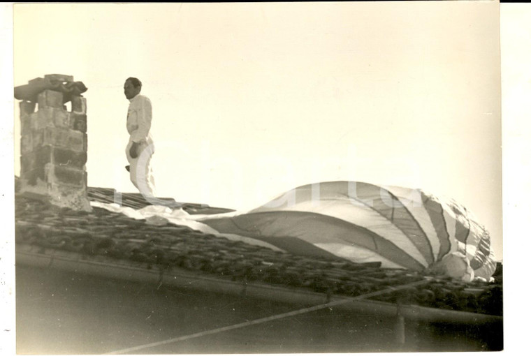 1955 ca BOLOGNA Manifestazione PARACADUTISMO - BETTOLI atterra su un tetto *Foto