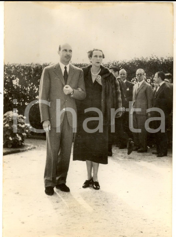 1955 CASCAIS Nozze Maria Pia SAVOIA - Umberto II e Maria José ricevono la stampa