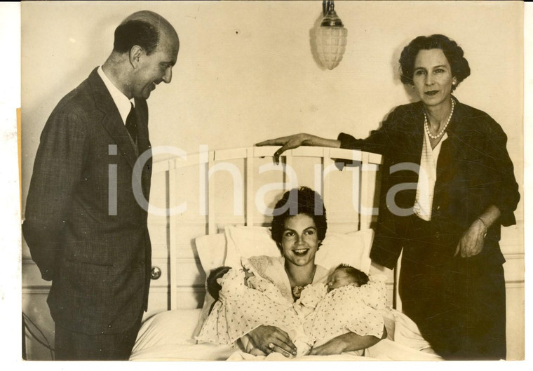 1958 BOULOGNE-SUR-SEINE Umberto II di SAVOIA con Maria Pia e i gemelli neonati