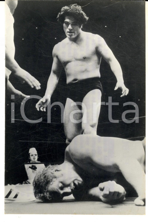 1976 BOXE Antonio INOKI vittorioso si prepara all'incontro con Cassius CLAY Foto