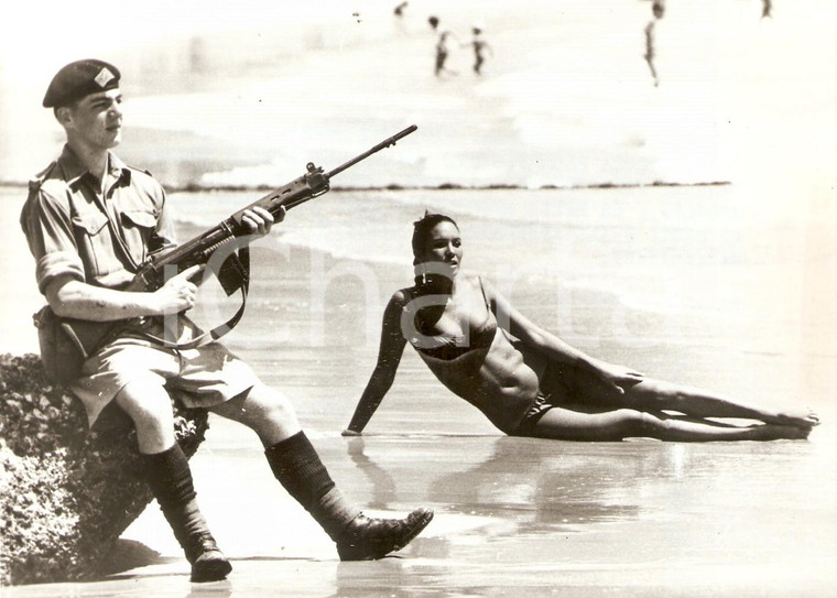 1967 ADEN (YEMEN) Soldato protegge donna in bikini dai dimostranti Foto 18x13 cm