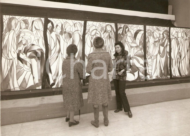 1970 ca MILANO Graziella SARNO mostra le sue vetrate artistiche *Foto 18x13 cm
