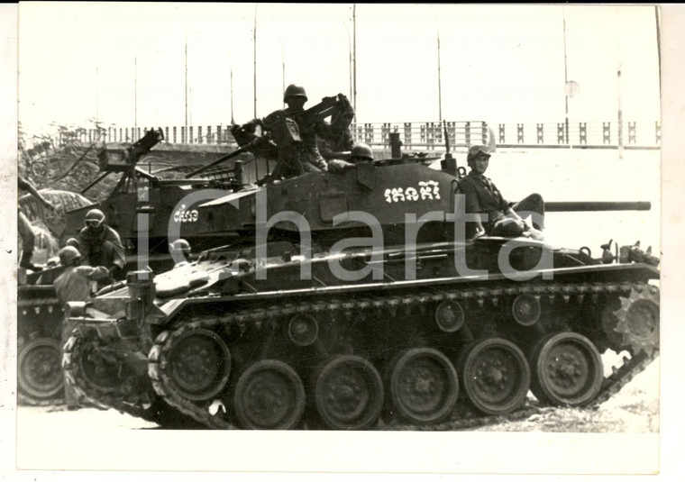 1970 CAMBOGIA Carri armati proteggono il ponte sulla strada per SAIGON *Foto