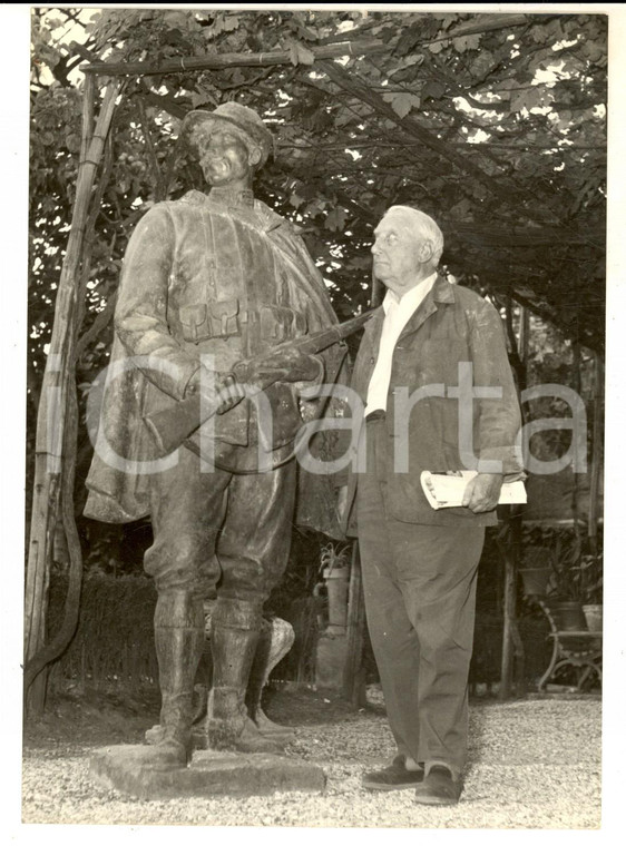 1959 ROMA VILLA BORGHESE Lo scultore Pietro CANONICA con il suo Alpino *Foto