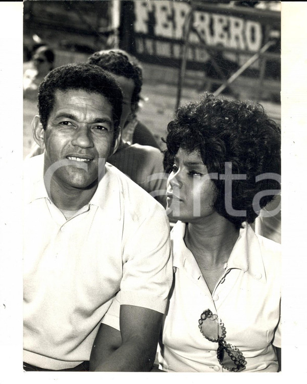 1970 CANTAGIRO Il calciatore GARRINCHA con l'amica Elsa SOAREZ *Foto 13x18 cm