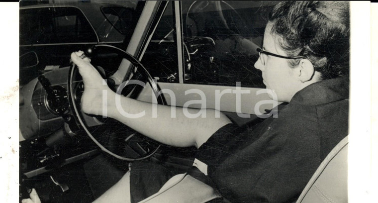 1969 DUNDEE (SCOTLAND) Marlene GILLIES guida l'auto con i piedi *Foto 18x13 cm