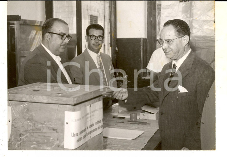 1960 ca PALERMO Elezioni Assemblea Regionale - Alfredo CUCCO del MSI alle urne