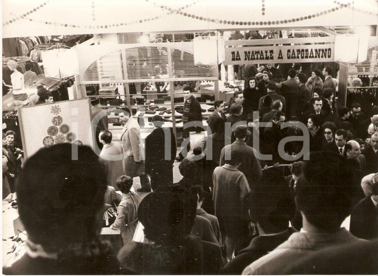 1963 MILANO Folla ai Grandi Magazzini per i regali di Natale *Foto 18x13 cm