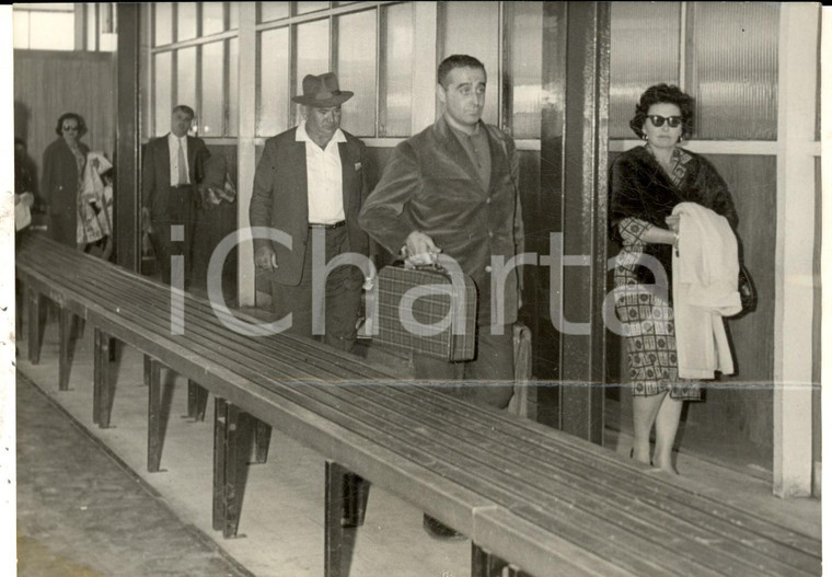 1960 PARIS ORLY Viaggiatori durante lo sciopero della Dogana *Foto DANNEGGIATA