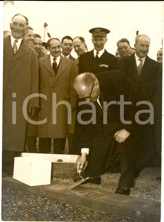 1957 ARRAS (FRANCE) Guy MOLLET pose première pierre de la nouvelle gare *Photo