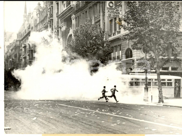 1959 BUENOS AIRES La polizia disperde i manifestanti con i gas lacrimogeni *Foto