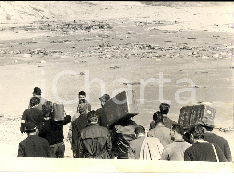 1963 TRAGEDIA DEL VAJONT Immigranti trovano il fango al posto delle case *Foto