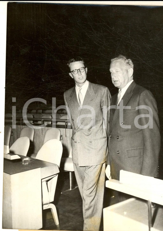 1959 NEW YORK Re Baldovino del Belgio visita la sala delle Nazioni Unite *Foto