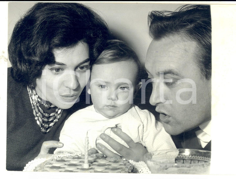 1962 MILANO Ivo VINCO e Fiorenza COSSOTTO con il figlio Roberto di un anno *Foto