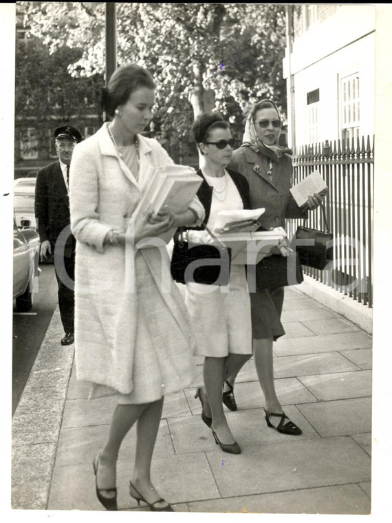 1964 LONDRA Maria Gabriella e Maria Beatrice di Savoia visitano il padre Umberto