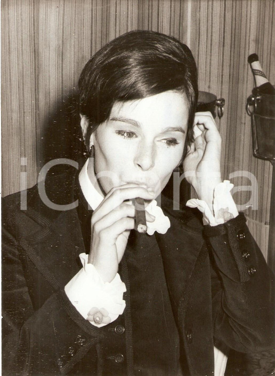 1967 XX FESTIVAL DI CANNES Geraldine CHAPLIN fuma un sigaro *Foto 13x18