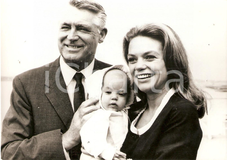 1965 ca SOUTHAMPTON Cary GRANT con moglie Dyan CANNON e la figlia Jennifer *Foto