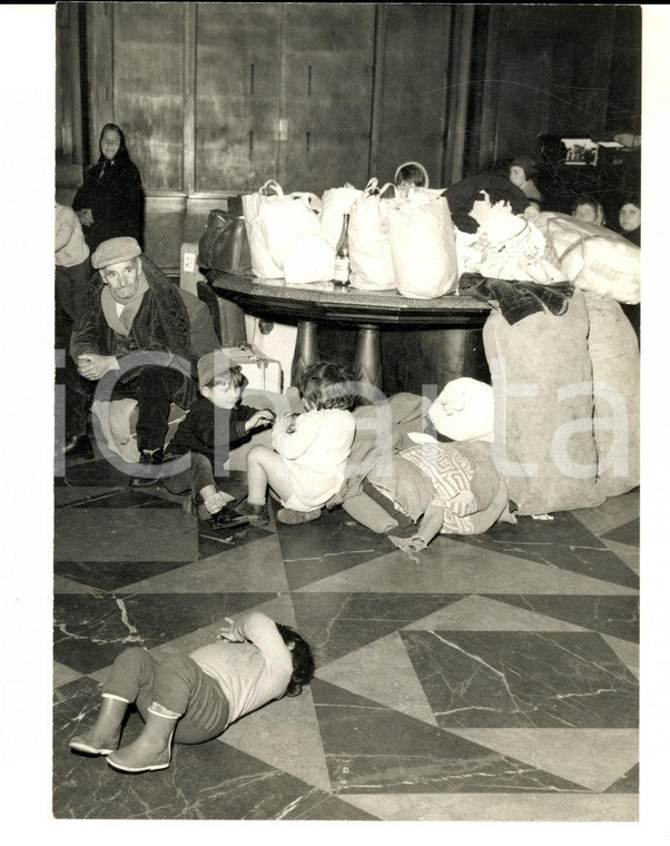 1968 MILANO Profughi siciliani alla Stazione Centrale TERREMOTO DEL BELICE *Foto