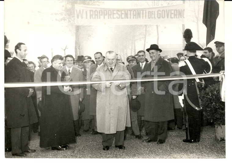 1960 SAN DONATO (MI) Inaugurazione con Enrico MATTEI e le autorità a METANOPOLI