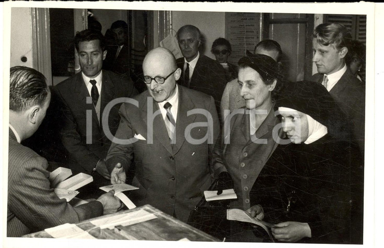 1959 TORINO Il sindaco Amedeo PEYRON alle urne *Fotografia 18x12 cm